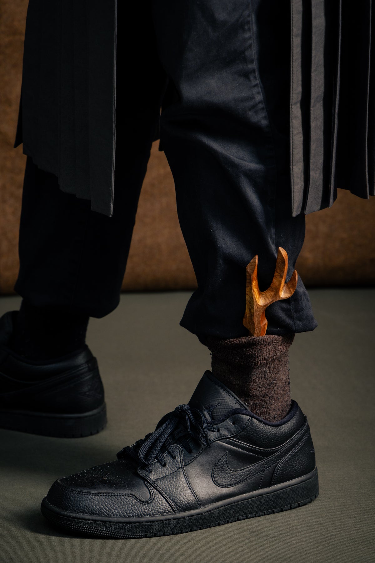 Sycamore Sgian Dubh worn tucked into the sock with black trainers and jeans.